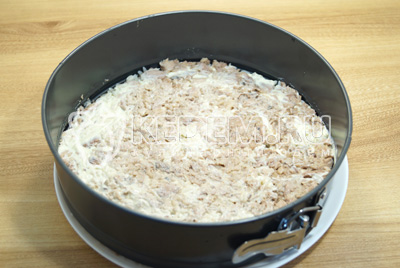 Выложить слоем поверх риса и немного смазать майонезом.
