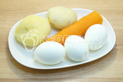 Картофель, морковь и яйца отварить, остудить и очистить.