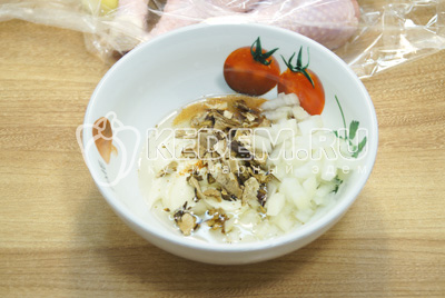 Добавить мелко нашинкованный лук, грибы и соль в сметану.