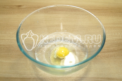 В миску налить холодную воду, добавить яйцо.