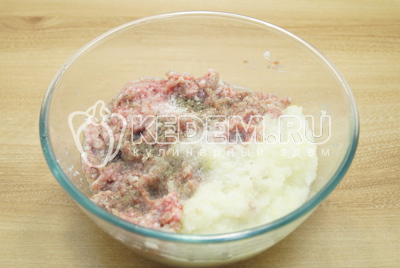 Мясо с луком пропустить через мясорубку, добавить ½ ч. ложки без горки соли и перец. Хорошо перемешать фарш.