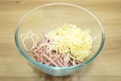 В миску нарезать соломкой колбасу, сыр натереть на терке.
