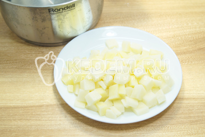 Картофель нарезать кубиками, воду вскипятить в кастрюле.
