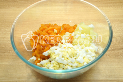 Овощи и яйца нарезать кубиками и сложить в миску.