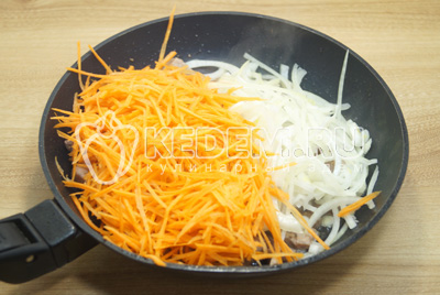 Добавить тёртую морковь и полукольцами нарезанный лук.