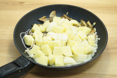 Добавить картофель в сковороду, обжарить 1-2 минуты.