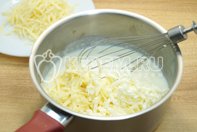 Добавить сыр в сотейник и перемешать. Посолить по вкусу.