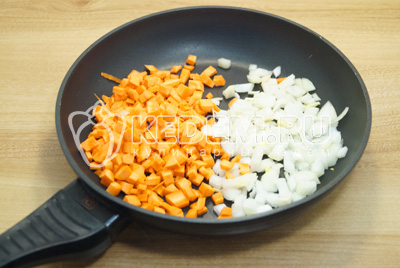 На сковороде с растительным маслом обжарить мелко нашинкованный лук и кубиками нарезанную морковь.