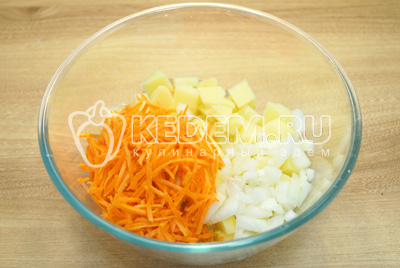 Картофель нарезать кубиками, морковь натереть на терке, лук мелко нашинковать.