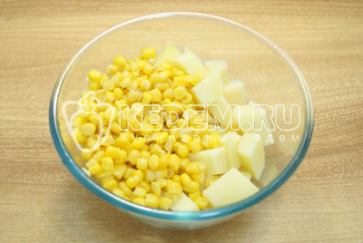 Картофель нарезать кубиками и смешать в миске с кукурузой.