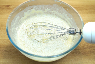 Добавить муку и 1/4 ч. ложки соли, хорошо взбить тесто венчиком.