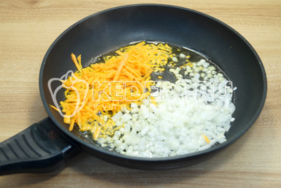 Тертую морковь и мелко нашинкованный лук обжарить в сковороде с 2 столовыми ложками растительного масла.