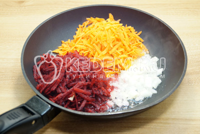 На сковороде с растительным маслом обжарить мелко нашинкованный лук, тертую морковь и тертую свеклу, 3-5 минут.