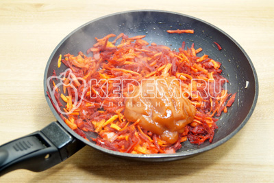 Добавить томатную пасту и готовить еще 1-2 минуты.