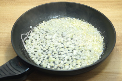 Обжарить измельченный лук и чеснок на сковороде с растительным маслом.