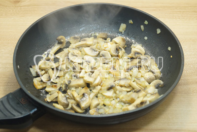 Добавить грибы и готовить 2-3 минуты.