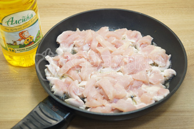 На сковороде с 2 ст. ложками подсолнечного масла обжарить кусочками нарезанное куриное филе, 3-5 минут.