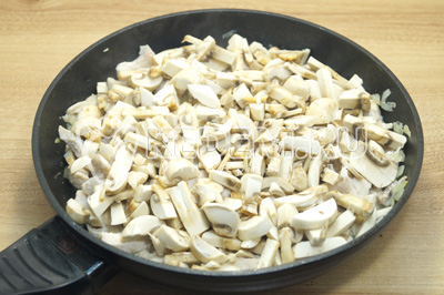 Добавить соломкой нерезаные грибы и обжарить 2-3 минуты. Посолить и поперчить по вкусу.