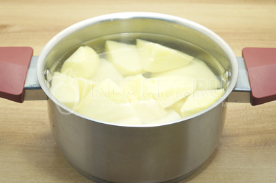 Картофель переложить кастрюлю, залить водой и поставить варить.
