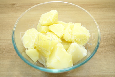 Выложить отварной картофель в миску.