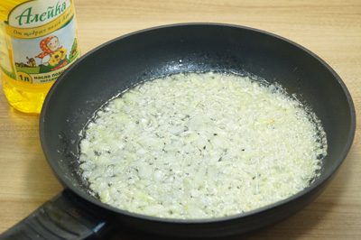 На сковороде разогреть натуральное нерафинированное подсолнечное масло ТМ «Алейка» и обжарить мелко нашинкованную луковицу.
