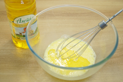 В глубокой миске взбить венчиком яйца с 2 столовыми ложками масла.