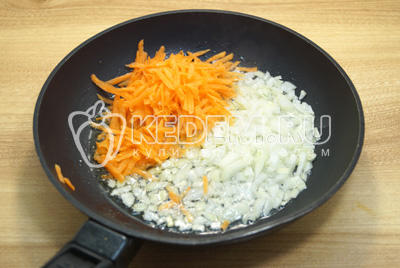 Мелко нашинкованный лук и тертую морковь обжарить на сковороде с растительным маслом, 1-2 минуты.