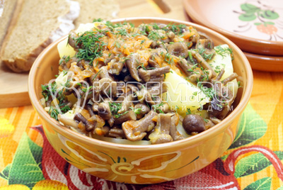 Картофель с грибами на сковороде готов