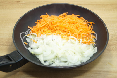 На сковороде с растительным маслом, обжарить мелко нашинкованный лук и тертую морковь.