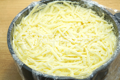 Выложить слой тертого сыра.
