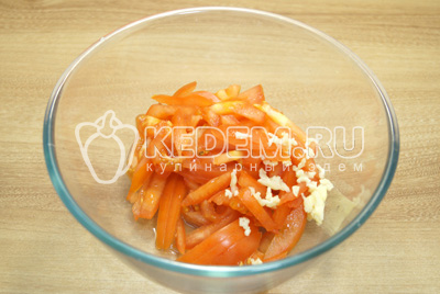 В миску нарезать соломкой помидоры и добавить прессованный чеснок.