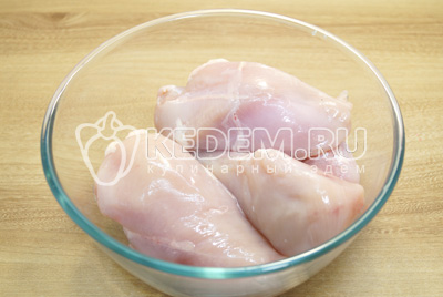 Куриные грудки промыть и обсушить, вырезать кости, если есть.
