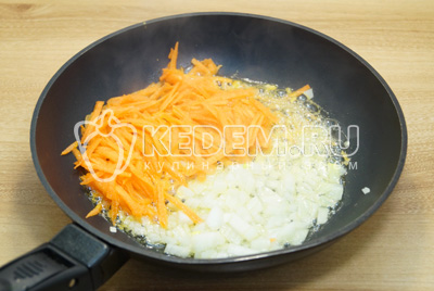 Мелко нашинкованный лук и тертую морковь обжарить на сковороде с растительным маслом.