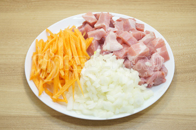 Мясо нарезать кубиками, морковь нарезать соломкой, лук мелко нашинковать.