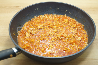 Мясной соус готовить еще 10-15 минут, на медленном огне.