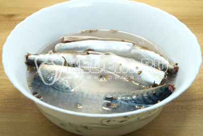 Залить остывшей кипяченой водой, так чтобы только скрывала рыбу.