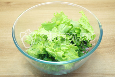 Нарвать руками листья салат в миску.