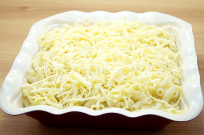 Посыпать тертым сыром сверху.