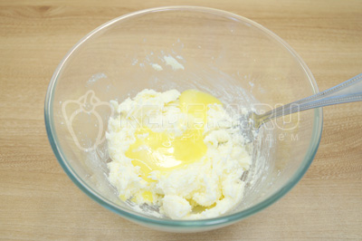 Добавить желтки от яиц и хорошо перемешать.