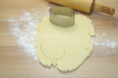 При помощи формочки вы резать из теста печенки.
