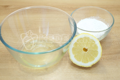 В миске смешать белки, сахарную пудру и сок половинки лимона.