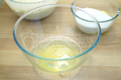 Отдельно взбить белки с щепоткой соли, отдельно взбить желтки с сахаром.
