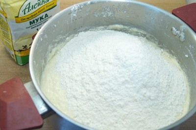Добавить остальную муку ТМ «Алейка», соль, ванильный сахар и замесить тесто.