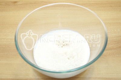 Дрожжи развести в теплом молоке с 5 столовыми ложками сахара.