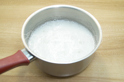 В кипящую воду добавить сахар для помадки. Варить на слабом огне не помешивая, 15-20 минут.