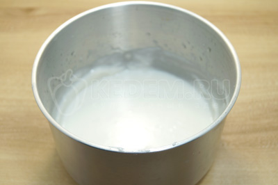 Готовую сахарную массу переложить в чашу для миксера и взбить до бела.