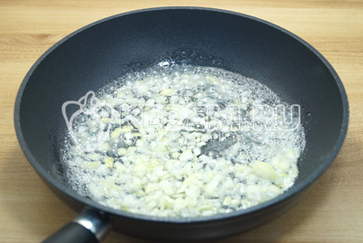 На сковороде с растительным маслом обжарить мелко нашинкованный лук.