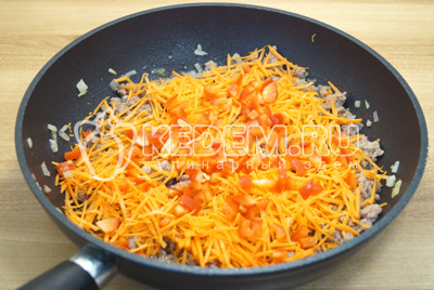 Добавить мелко нашинкованный болгарский перец и тертую морковь.