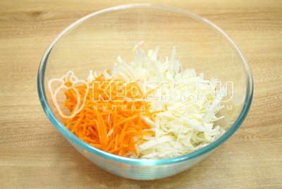 Нашинковать в миску капусту и морковь.