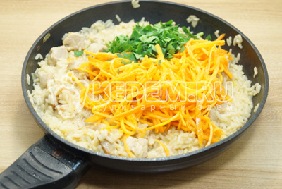 Добавить мелко нашинкованную петрушку и секретный ингредиент - морковь по-корейски.